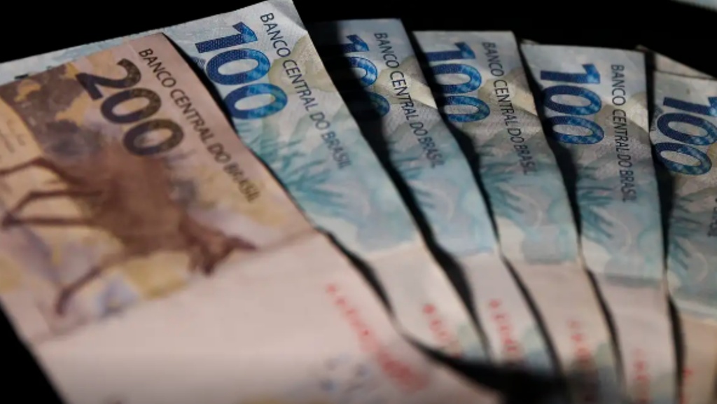 Renda média das famílias chega a R$ 2.264 e é recorde em 2025