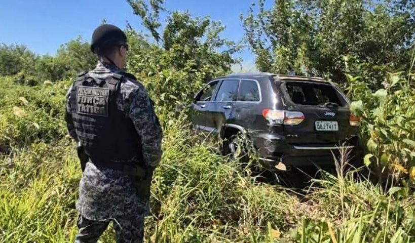 Veículo roubado é localizado pela Força Tática após fuga em área de mata em Sinop