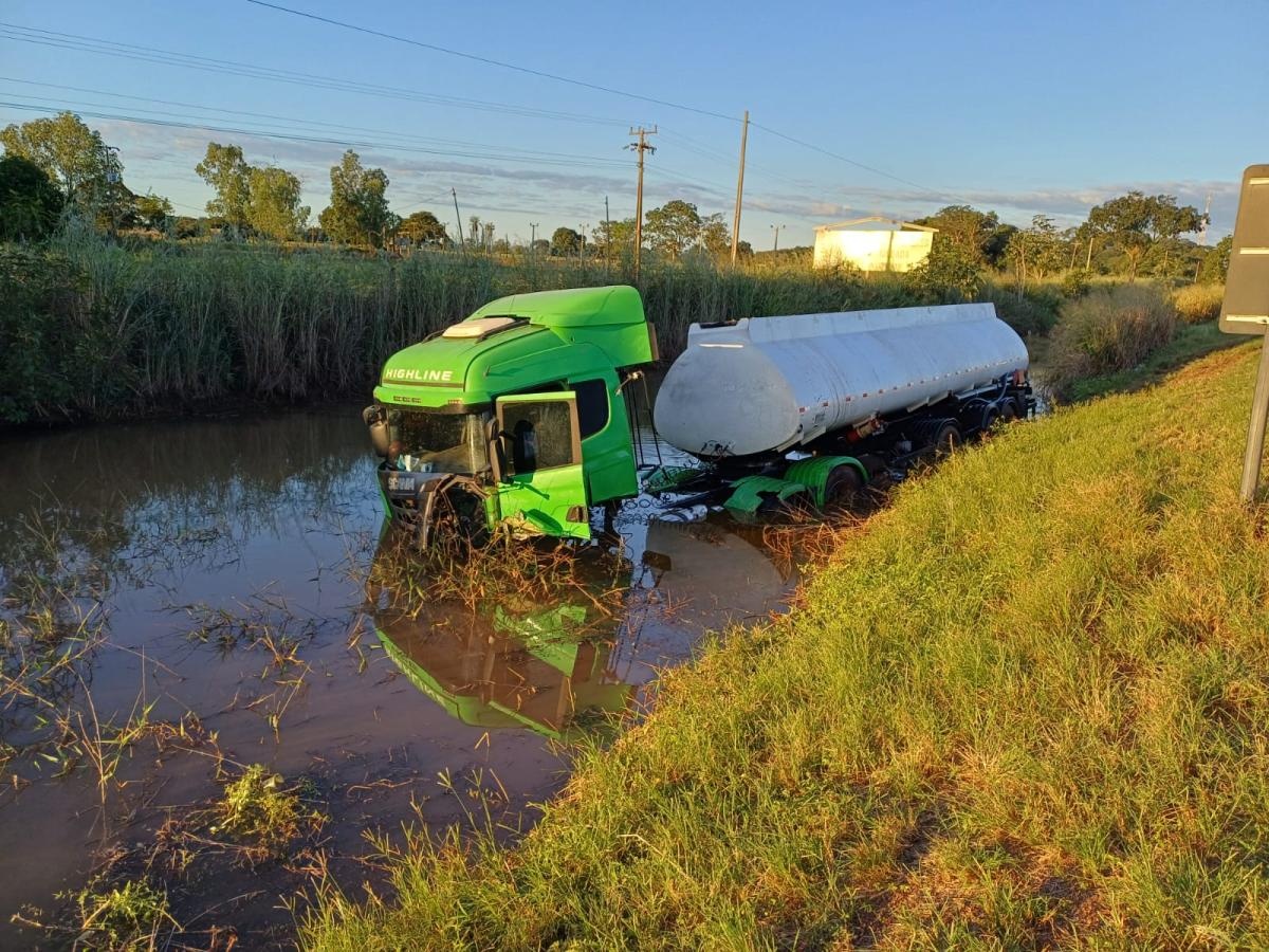 Caminhoneiro é jogado para fora de cabine em batida e morre em BR