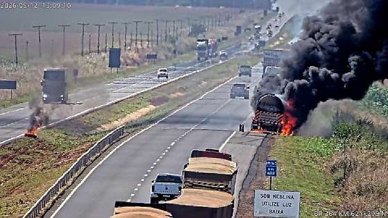 Incêndio em carreta com etanol mobiliza bombeiros e fecha BR-163 em MT
