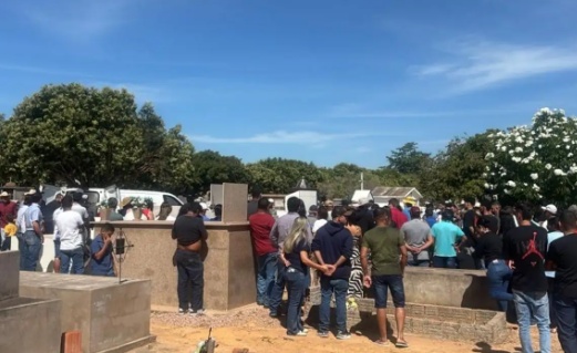 Peão que morreu pisoteado por touro é sepultado em Pedra Preta