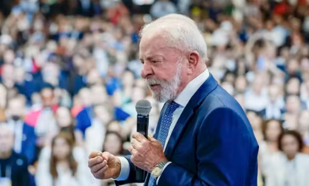 Lula acaba com taxa das blusinhas; compras internacionais de até US$ 50 não pagarão imposto federal