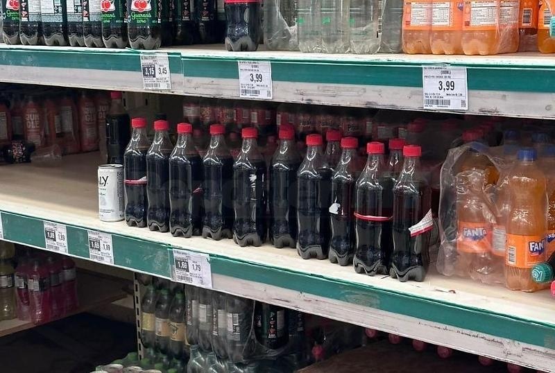 'Febre' por figurinhas gera onda de furto de rótulos da Coca-Cola em Cuiabá