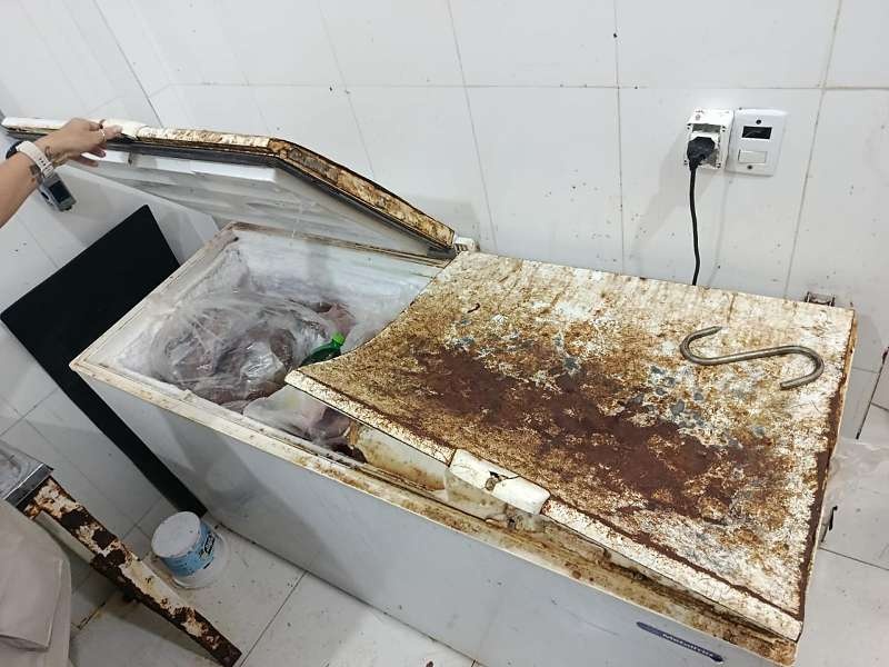 Barata no balcão, veneno para rato e freezer enferrujado: açougue é fechado em Cuiabá