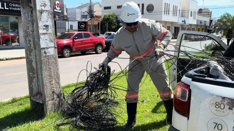 Operação Cidade Limpa ultrapassa 2 toneladas de fios retirados de postes em Sinop