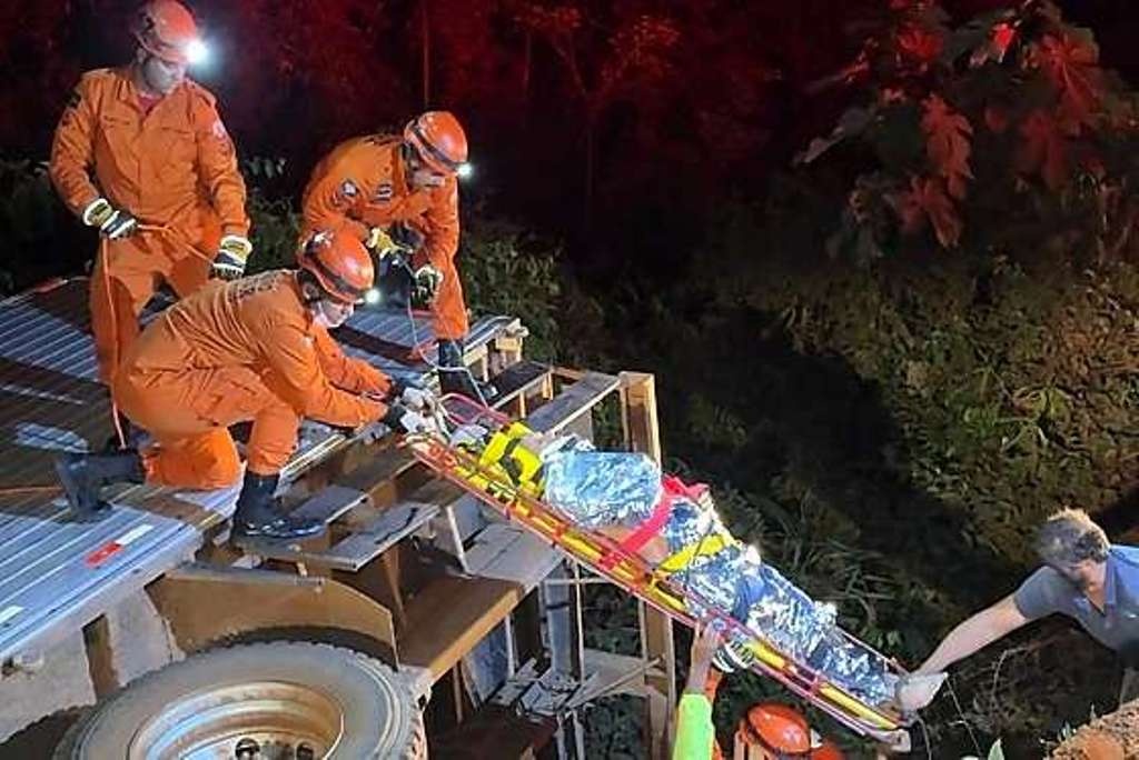 PM de folga salva motorista preso às ferragens após caminhão cair em rio em Juína