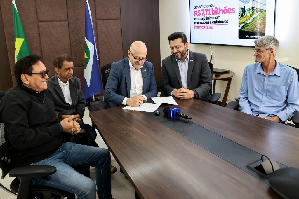 Governador assina decreto e garante repasse aos municípios para manutenção de estradas