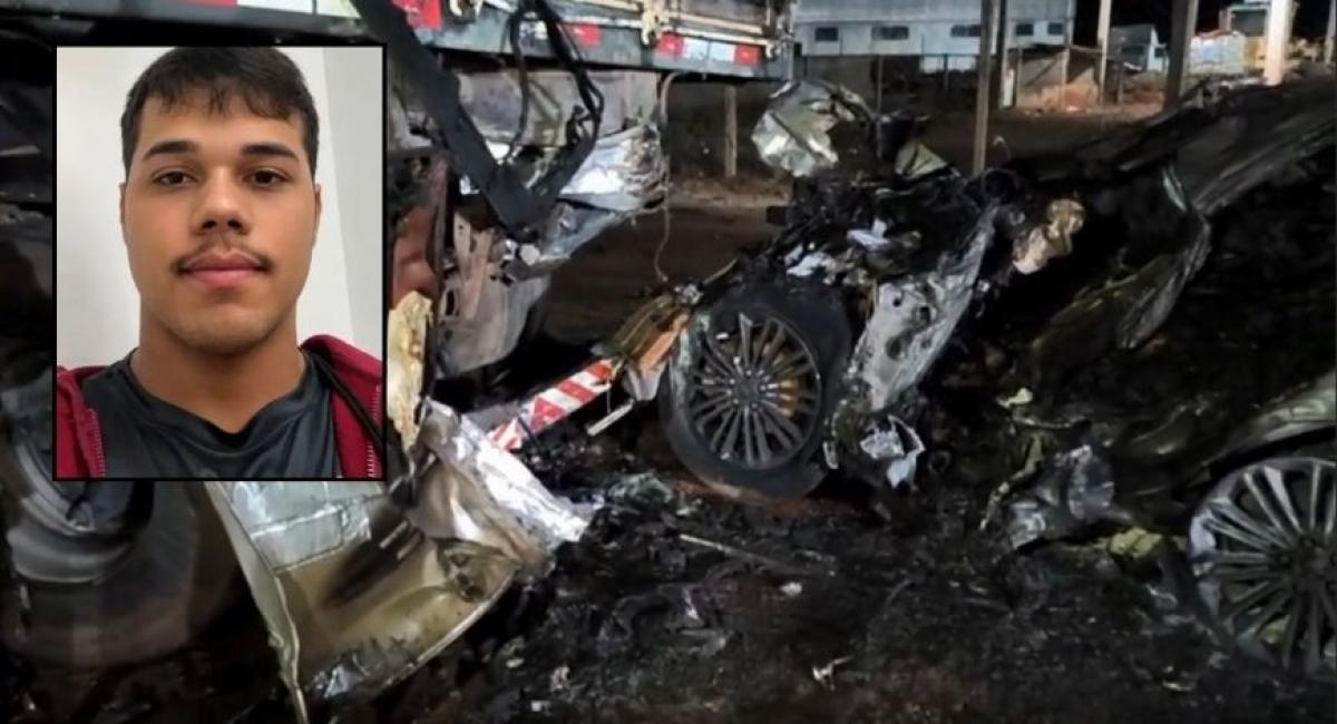 Carro bate na traseira de bitrem, motorista fica preso às ferragens e morre carbonizado