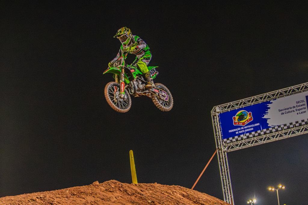Primeira corrida noturna do MX1GP Brasil lota Parque Novo Mato Grosso