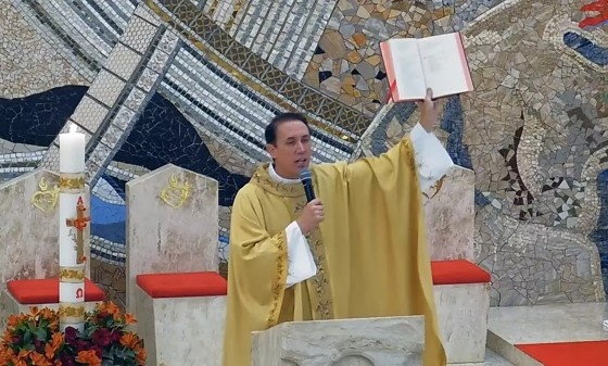 Padre viraliza após chamar fiéis de 'vadios e preguiçosos' durante missa