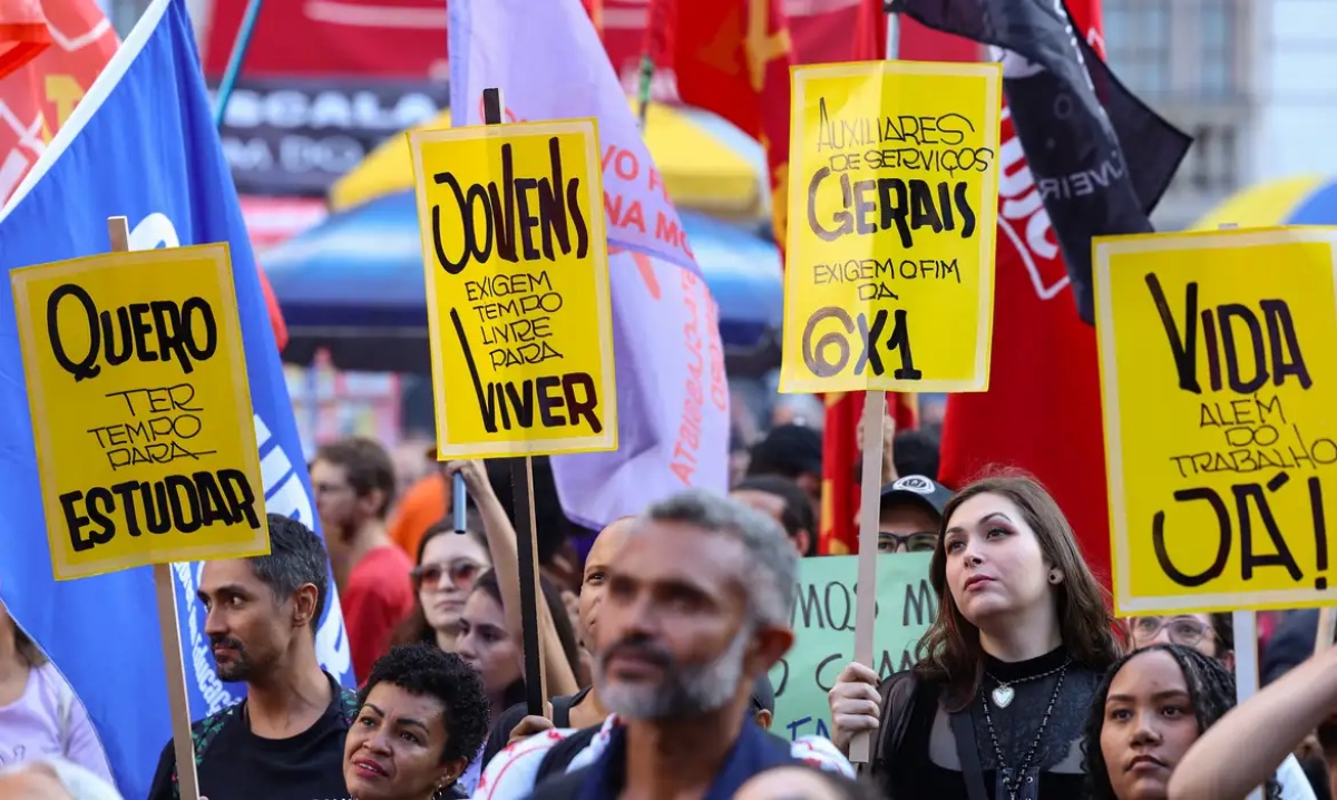Comissão especial aprova texto-base de PEC que reduz a jornada de trabalho 6x1