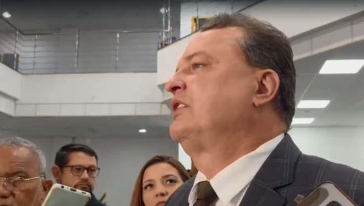 Presidente anuncia concurso para AL no ano que vem e nega 'recorde' de comissionados