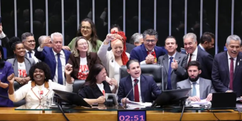 Câmara aprova, em dois turnos, PEC pelo fim da escala 6x1