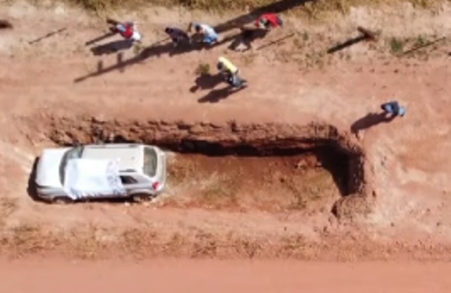 Homem morre preso às ferragens após carro cair em vala na Gleba Mercedes