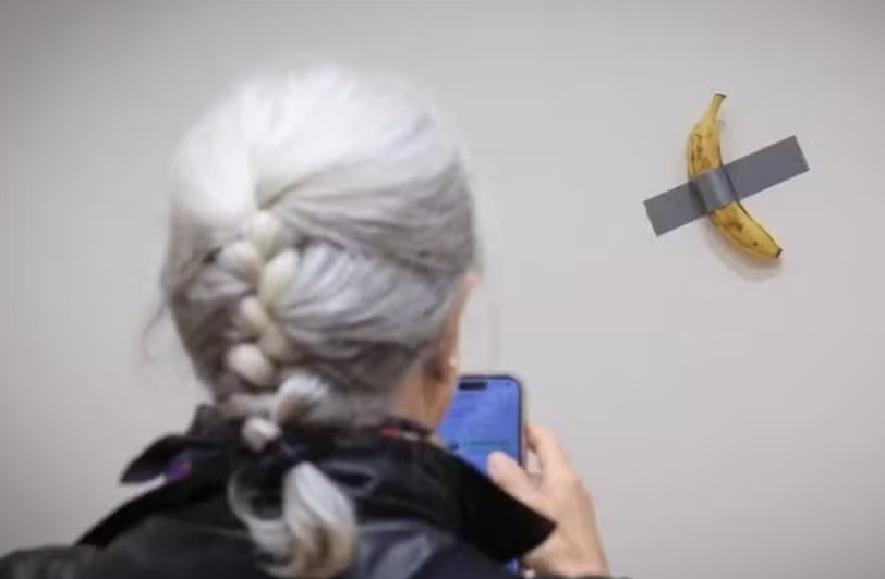 Obra com banana e fita adesiva avaliada em R$ 34 milhões é roubada de exposição