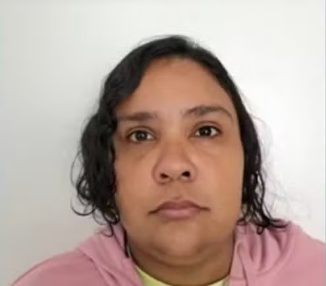 Mulher de 37 anos é presa após fingir ter 12 anos e ser 'adotada' por família em SC