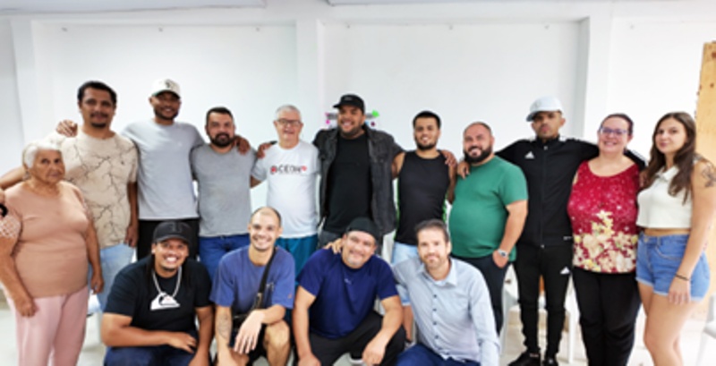 Documentário Padre Pé de Chinelo, a jornada de Fernando e vidas salvas por solidariedade