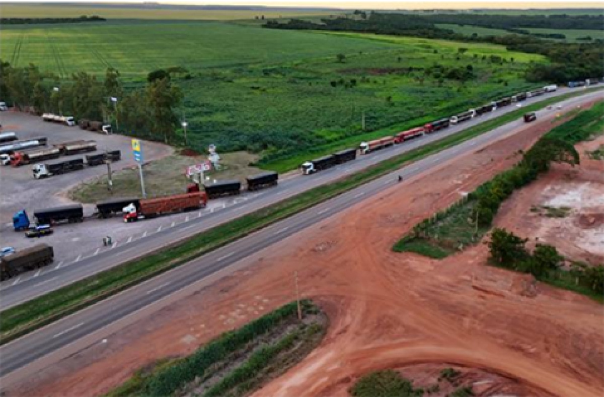 Empresa ferroviária é condenada por deixar caminhoneiros por dias em fila, sem água, comida e banheiro