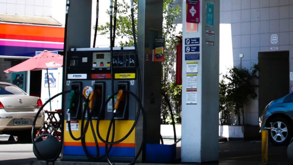 Concorrência do etanol e subvenção fazem preço da gasolina cair