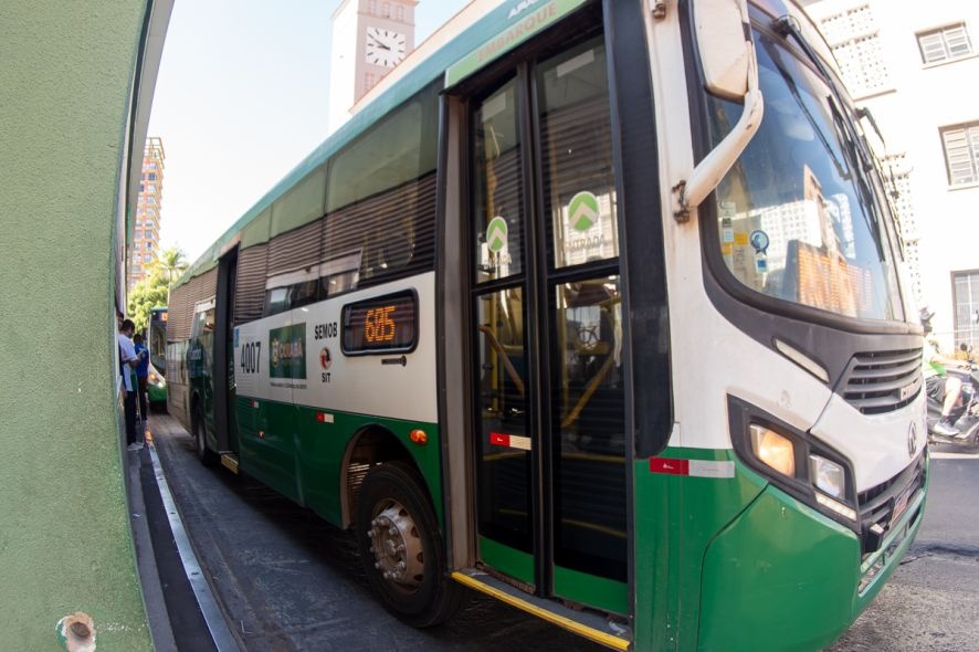 Passageiros trancam tarado em ônibus em Cuiabá após flagrante de assédio sexual