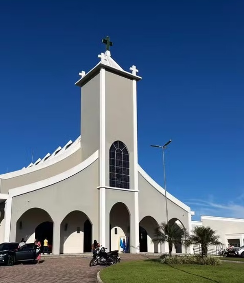Incêndio compromete parte da estrutura de igreja e destrói itens sagrados em MT