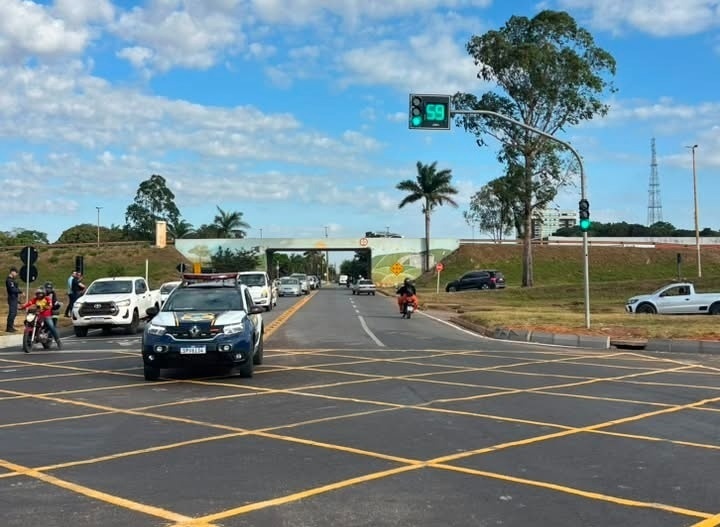 Novo semáforo melhora segurança no acesso ao shopping