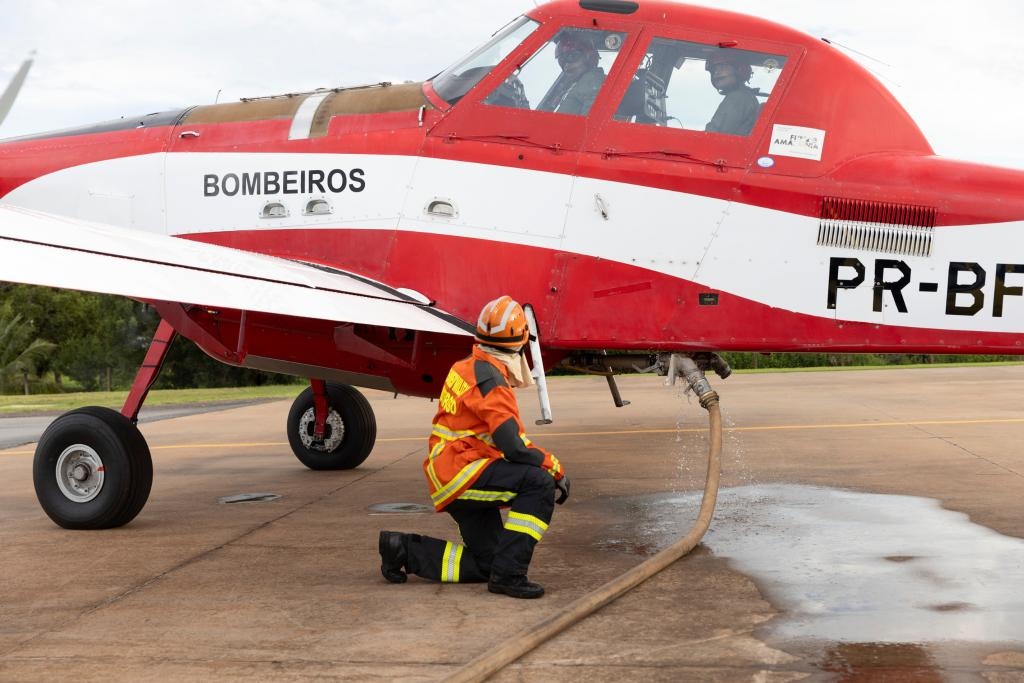 Bombeiros qualificam militares para suporte em combate aéreo a incêndios