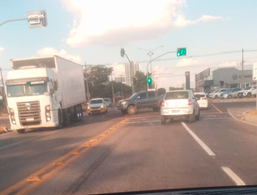 Motoristas ignoram nova sinalização e acumulam flagrantes de conversão proibida