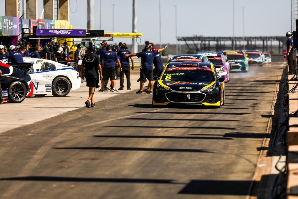 Nelsinho Piquet vence prova noturna da Stock Car em Cuiabá