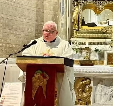 Padre americano é suspeito de desviar R$ 820 mil da Igreja e gastou com cruzeiros, cassino e roupas de grife