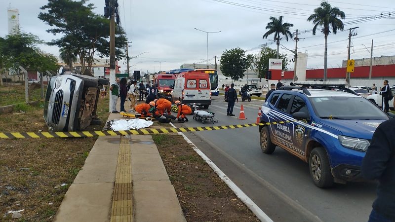 Idosa morre atropelada em VG e populares se unem para tirar o carro de cima do corpo