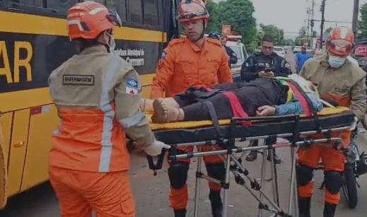 Jovem fica em estado grave após moto ser atingida por ônibus escolar em Sinop