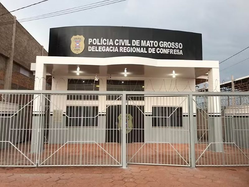 Mãe sai para beber e deixa filha de 10 anos sozinha no escuro
