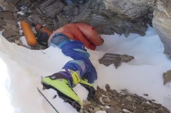 Mistério sobre o 'alpinista das botas verdes' no Everest é desvendado após três décadas