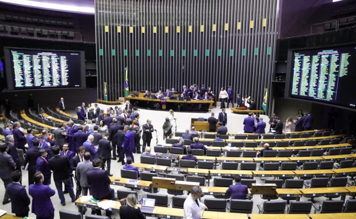 Em quase 4 anos, gastos com deputados dariam para construir 1.100 casas populares