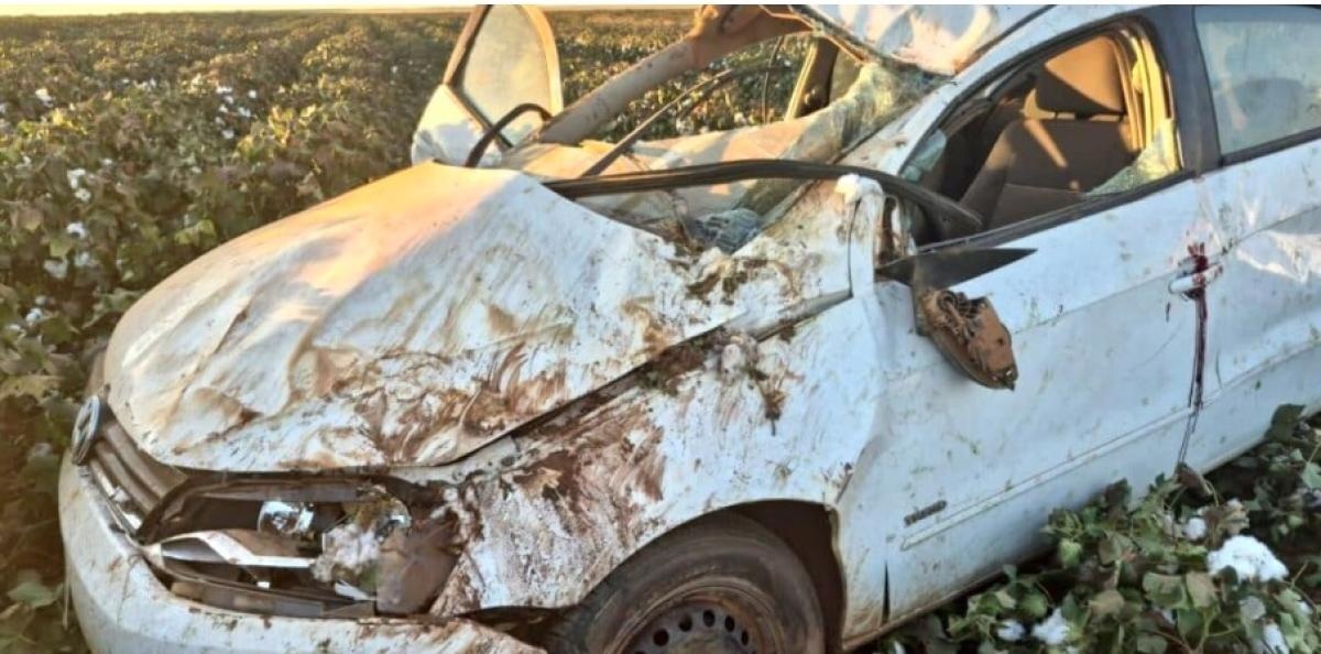 Mulher morre após marido capotar carro; ele fugiu do local