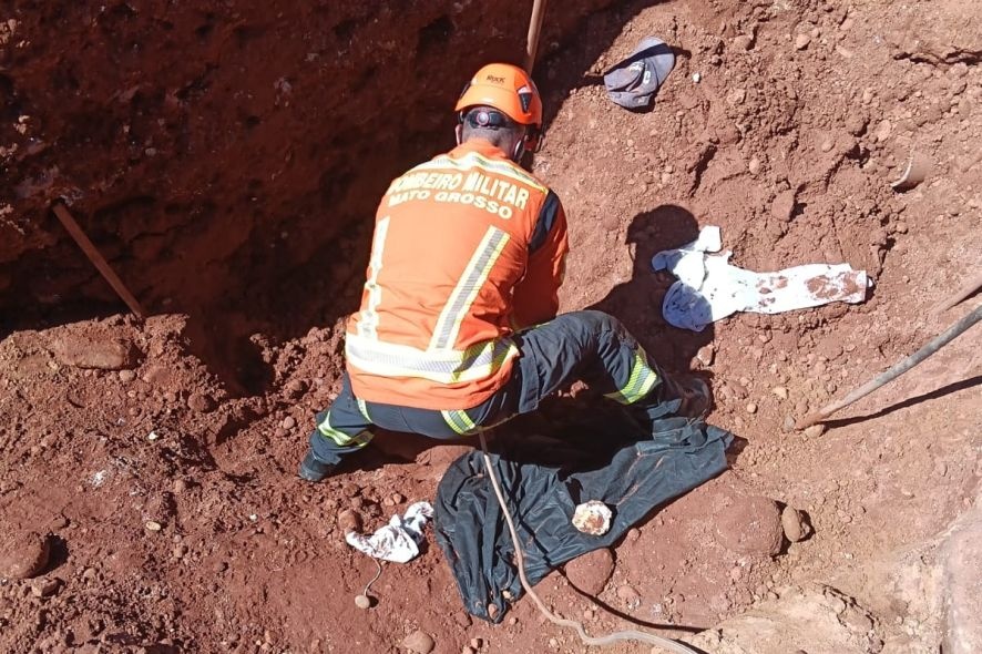 Três operários são soterrados durante troca de tubulação; um morre