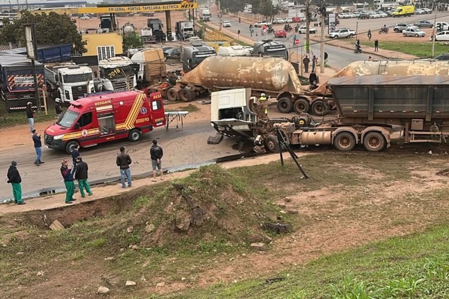 Duas carretas batem e despencam de viaduto em Cuiabá