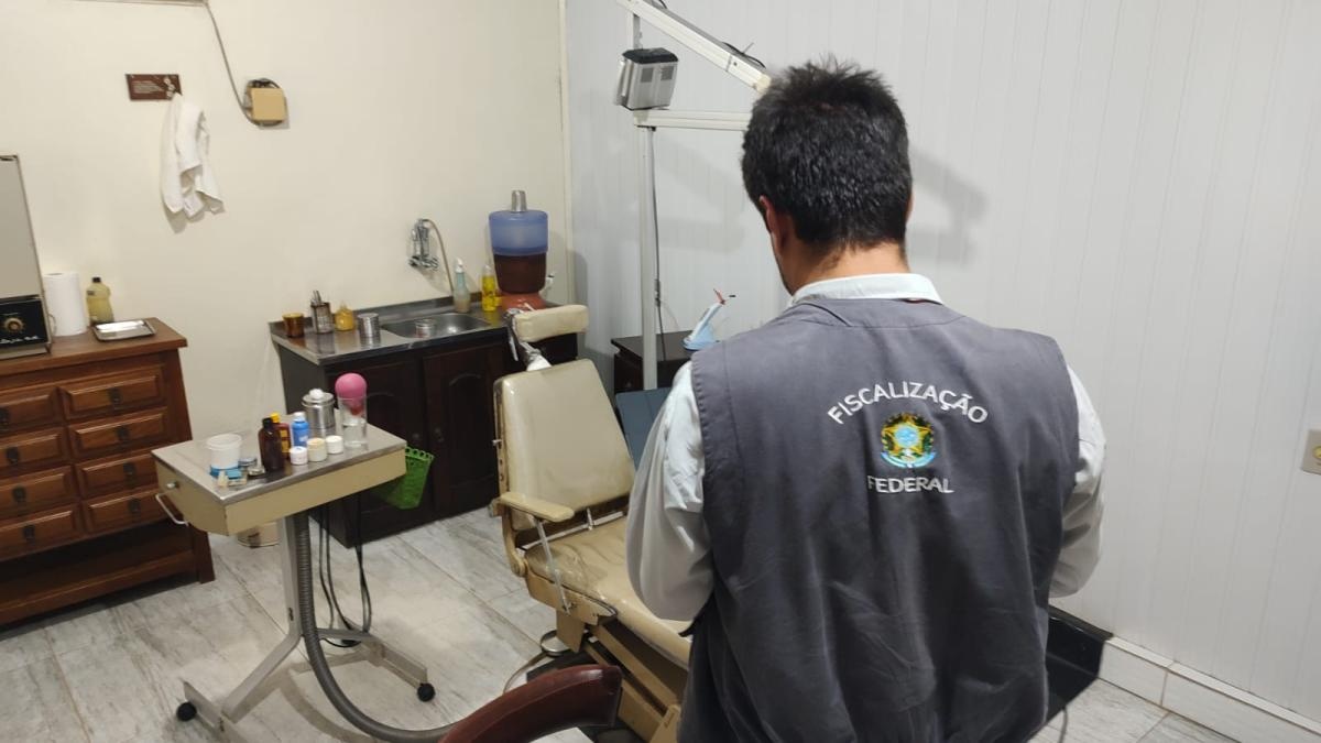 Falso dentista atendia em consultório em loja de calçados