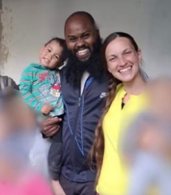 Mãe de menino de três anos morto após ser espancado pelo pai também é presa