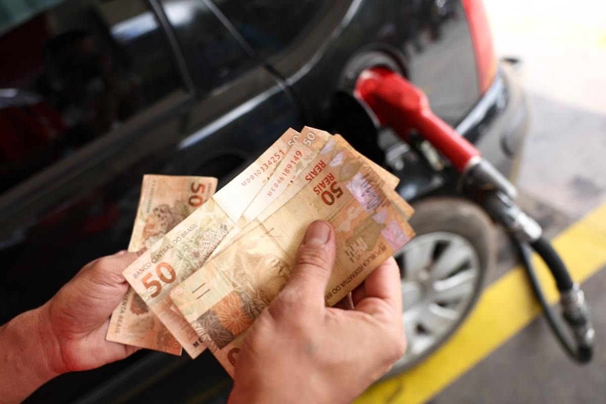 Com nova alta do petróleo, o desconto na gasolina é mantido; redução dos subsídios