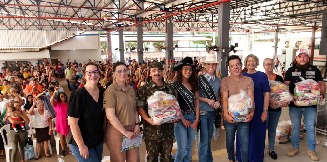 Famílias carentes e entidades beneficentes receberam os alimentos esta semana