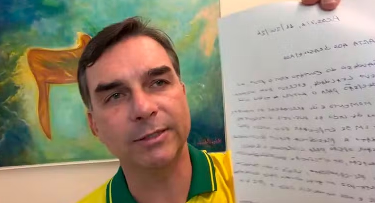 Moraes suspende visitas de Flávio Bolsonaro ao pai e manda apurar propaganda antecipada