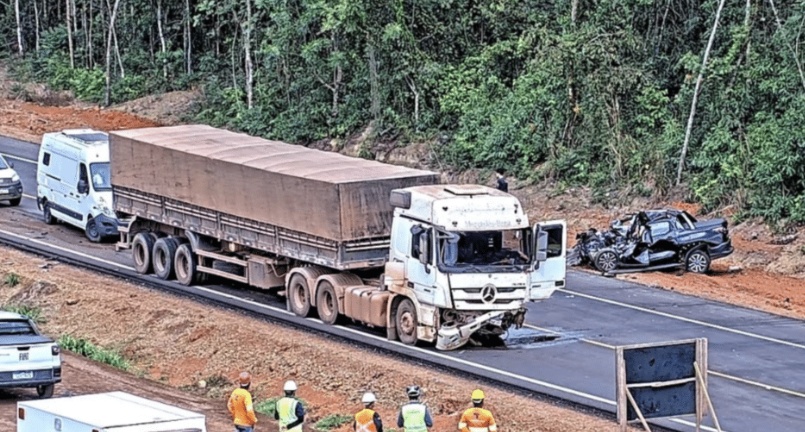Colisão frontal entre carro e carreta deixa dois mortos na BR-163 em Sorriso
