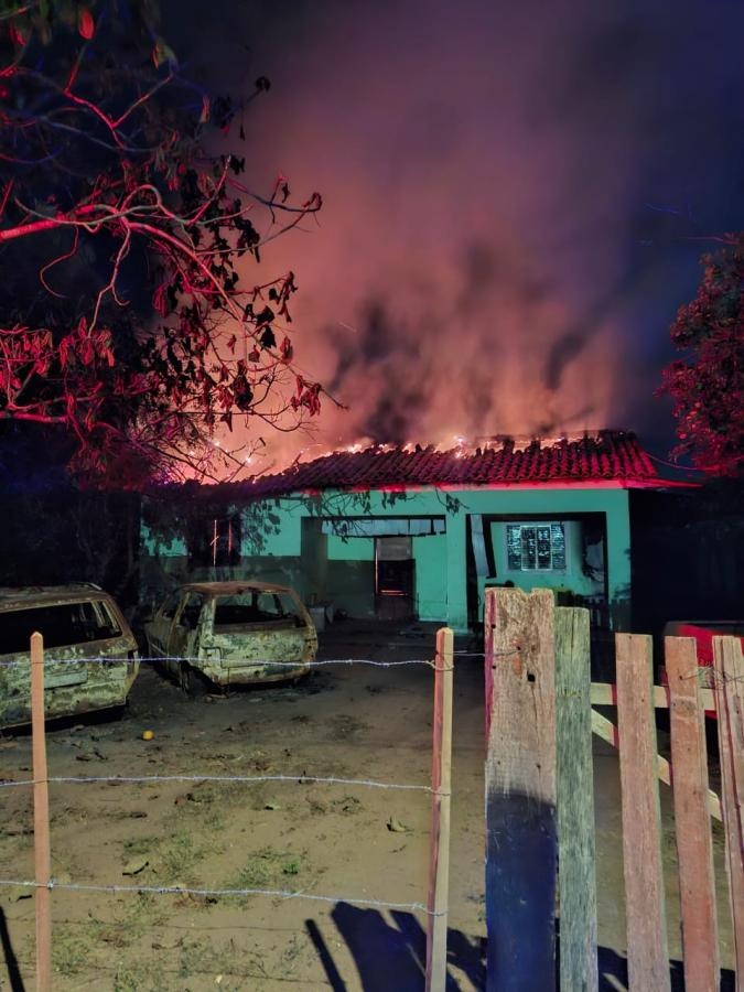 Idosa de 94 anos tem casa incendiada no interior de MT