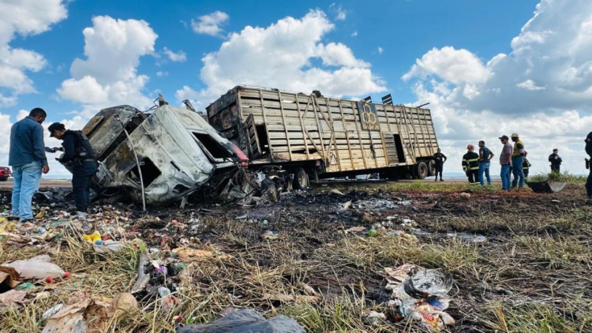 Duas pessoas morrem em batida entre caminhão, viatura da PM e dois veículos em BR