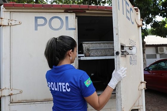 Homem tenta matar esposa e cunhada a golpes de enxada e morre em confronto com a polícia