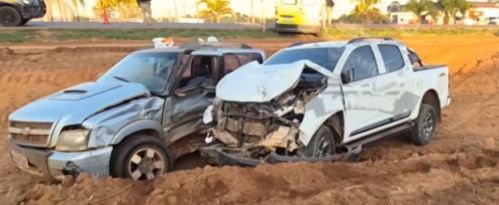Colisão entre duas caminhonetes deixa motorista gravemente ferido na BR-163