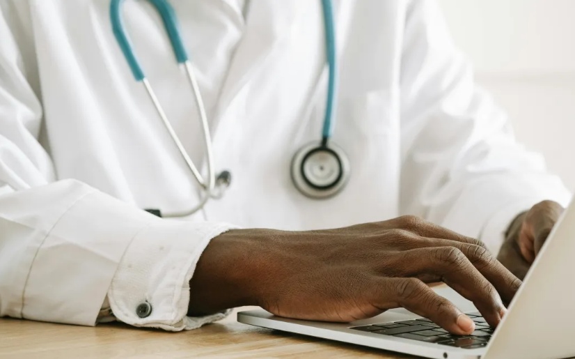 Médico que deixou 21 pessoas com perda de visão após cirurgia é condenado