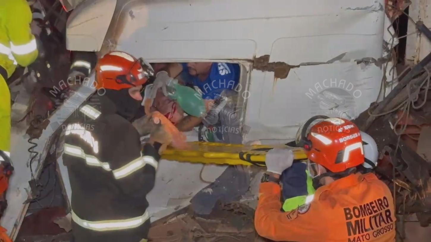 Colisão entre dois caminhões deixa motorista preso às ferragens na BR-163 em Sinop